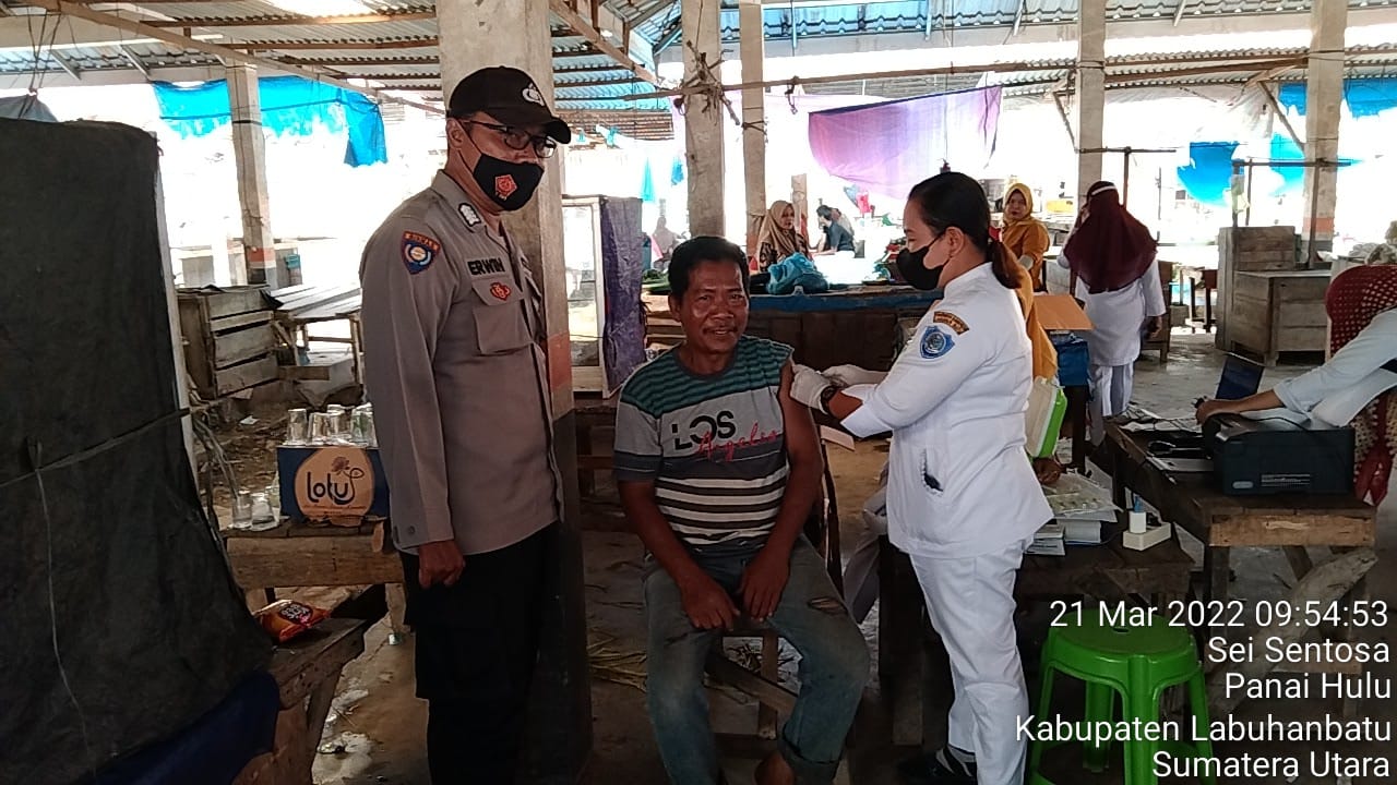 Polsek Panai Tengah melaksanakan Vaksinasi Covid 19 door to door di Kecamatan Panai Hulu