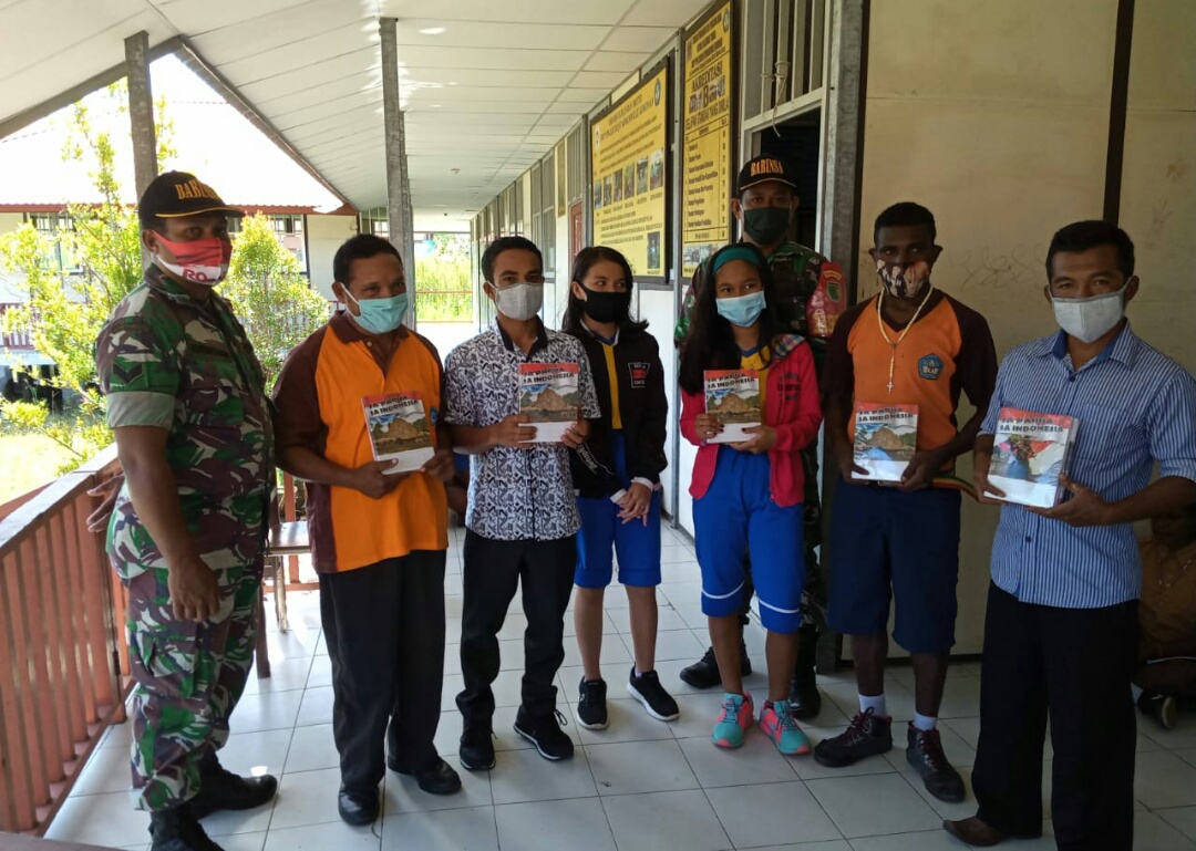 TNI Bagikan 500 baju dan 500 Buku Tulis Kepada Masyarakat Binaan di Dusun Mapuru Jaya Papua