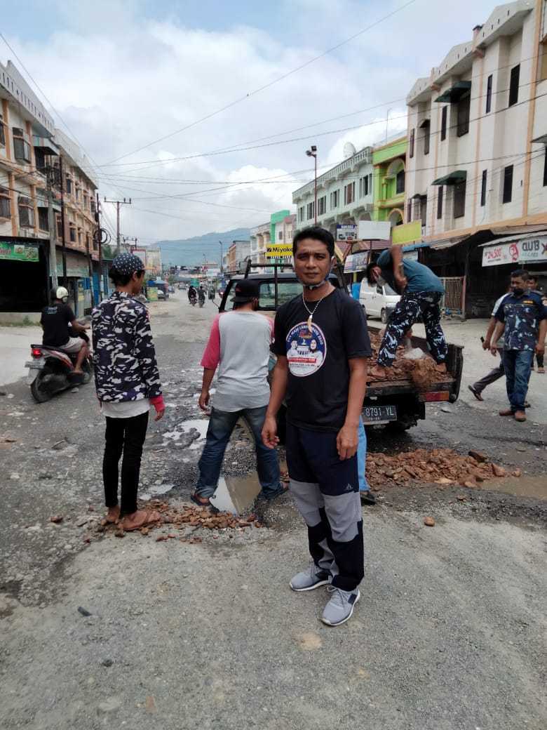 Kader-kader DPD AMPI Labuhanbatu gotong royong memperbaiki jalan protokol SM Raja Rantauprapat