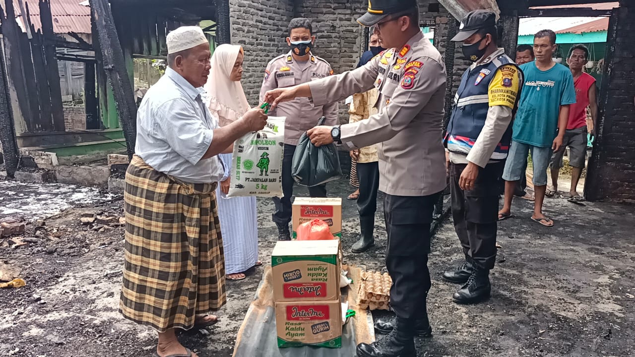 Polsekta Kotapinang serahkan bantuan sembako untuk korban kebakaran rumah