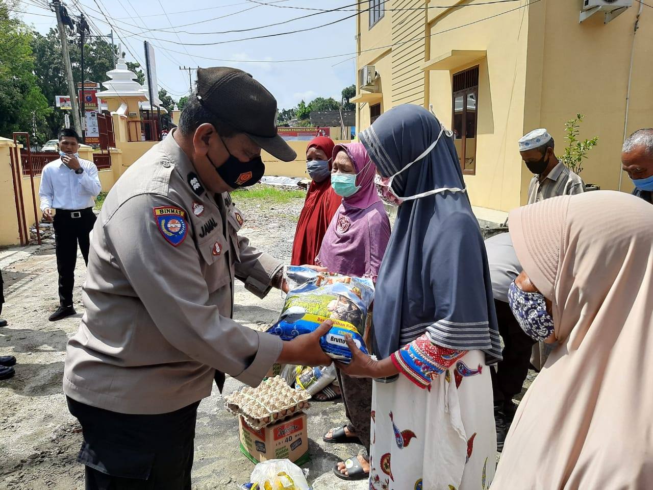 Polres Labuhanbatu Bersama Tiga Polsek Melaksanakan Kegiatan Sosial  Jumat Berkah