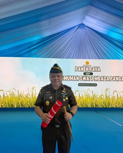 Kajati Sumut Dr.Harli Siregar Terima Tanda Kehormatan Satya Lencana Wira Karya Dari Presiden RI