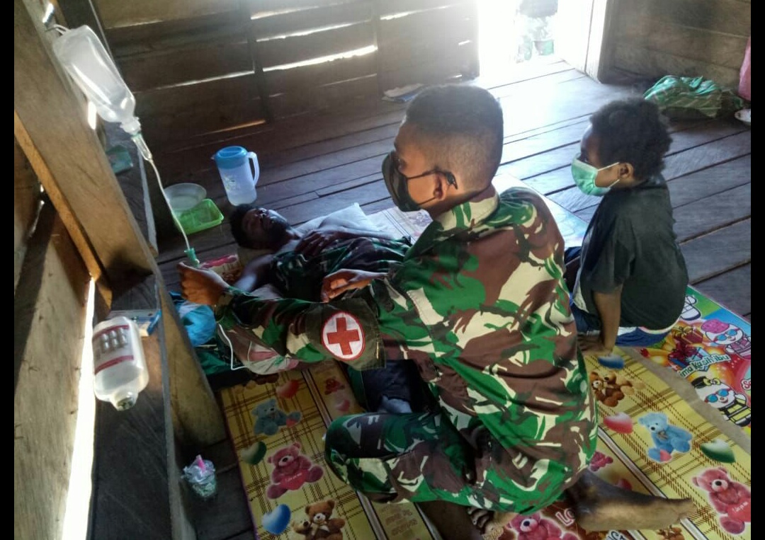 Malaria Kambuh, Pria Warga Kampung Toray Mendapat Perawatan Dari Satgas Pamtas Yonif 125/Simbisa