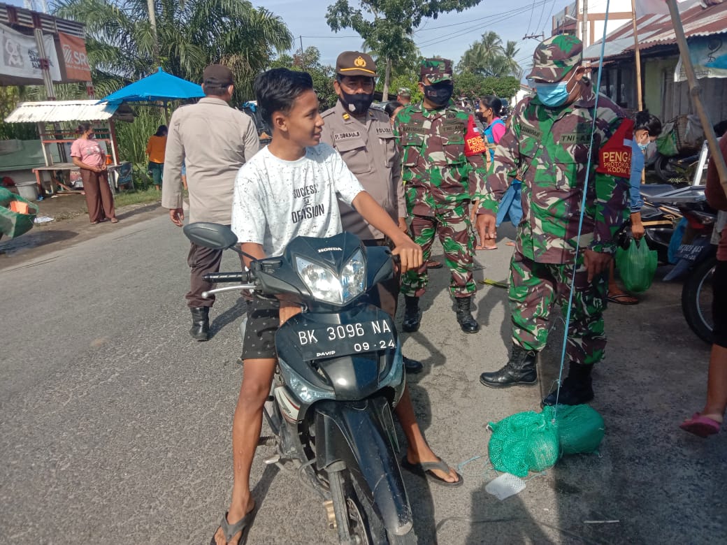Polsek Dolok Masihul Bagi Masker di Pasar Tradisional