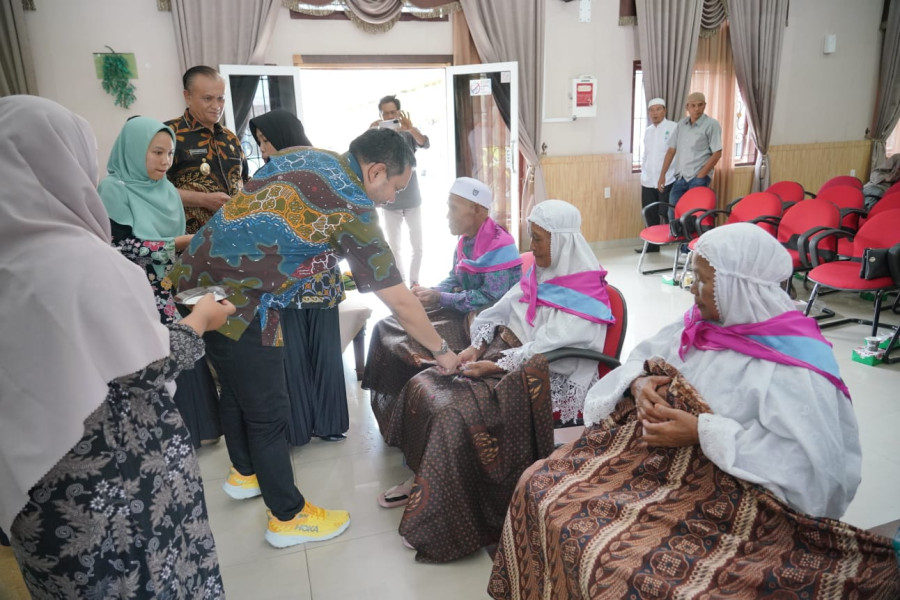 BUPATI PAKPAK BHARAT BERANGKATKAN DAN TEPUNG TAWAR JEMAAH CALON HAJI KABUPATEN PAKPAK BHARAT TAHUN 2