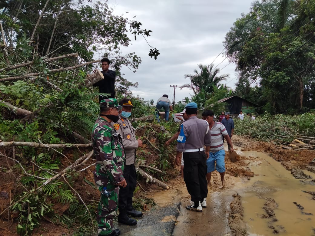 Polsek Sorkam Evakuasi Tanah Longsor Tutup Jalinsum Sibolga