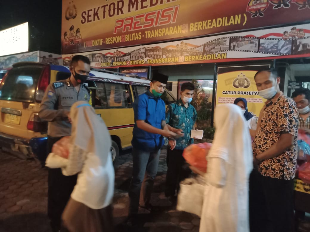 Berbuka Puasa Bersama Anak Yatim, Polsek Medan Baru Berikan Hadiah Tanya Jawab dan Tali Asih