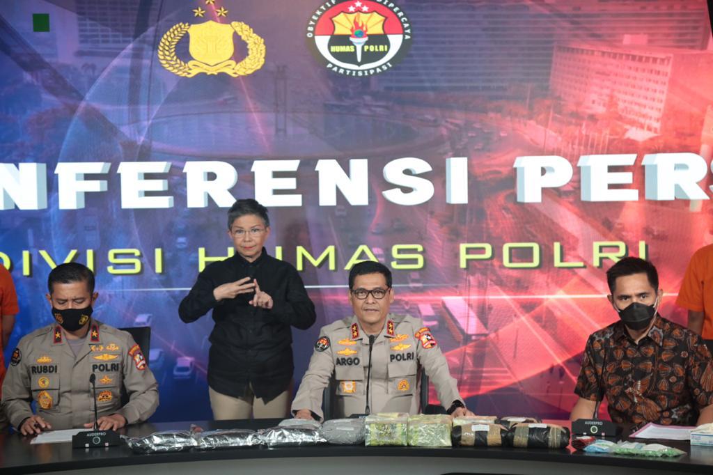Humas Polri Libatkan Juru Bahasa Isyarat Dalam Setiap Konferensi Pers 
