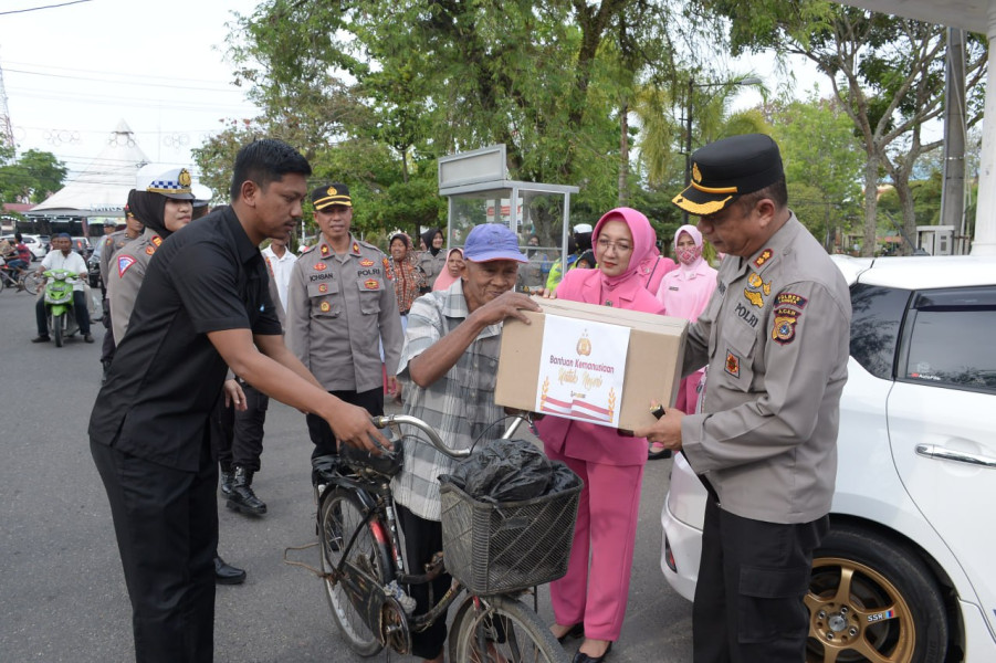 Polres Langsa Bersama Bhayangkari Berbagi Takjil dan Paket Sembako