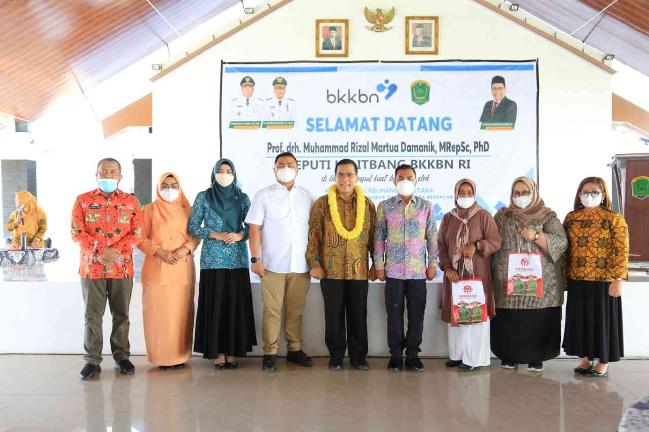 PEMKAB LABURA GELAR SOSIALISASI PROGRAM BANGGA KENCANA DAN PERCEPATAN PENURUNAN STUNTING.