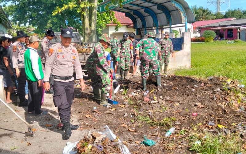 TMMD Ke-124 Kodim 0320 Dumai Kegiatan Membersihkan Pasar Minggu Kelurahan Bukit Kayu Kapur.
