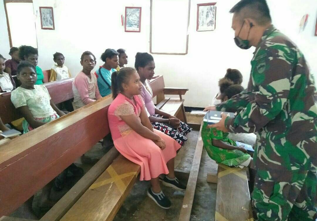 Motivasi Jemaat Lebih Giat Beribadah, Satgas Yonif 125/Simbisa Bagikan Alkitab
