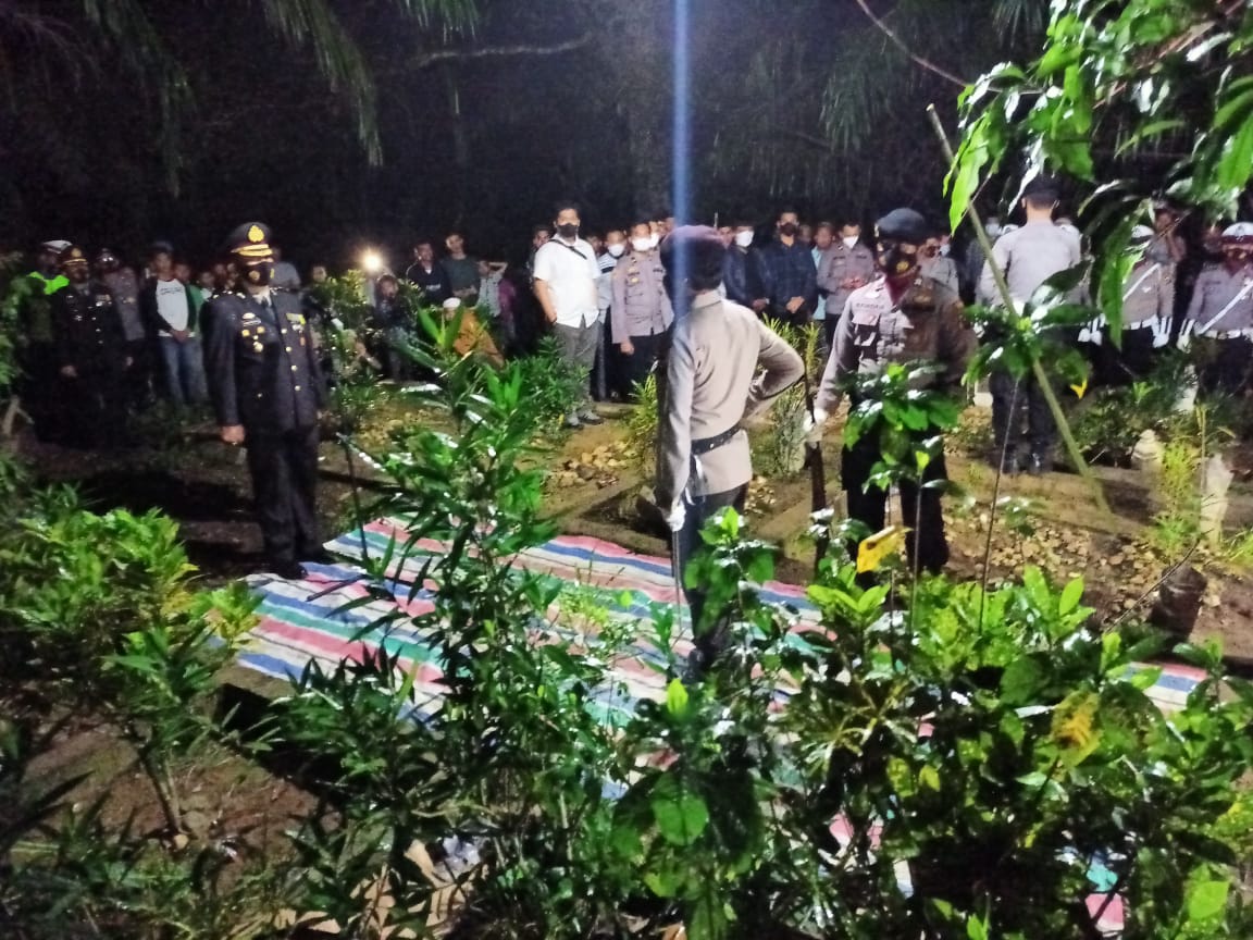 Jenazah Alm.Iptu Anumerta  Yusuf Hanafiah Siregar S.Tr.K dimakamkan di Desa Parimburan Labusel