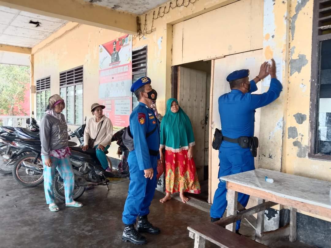 Personel Ditpolairud Polda Sumut dan Polairud Polres Labuhanbatu Pasang Pengumuman