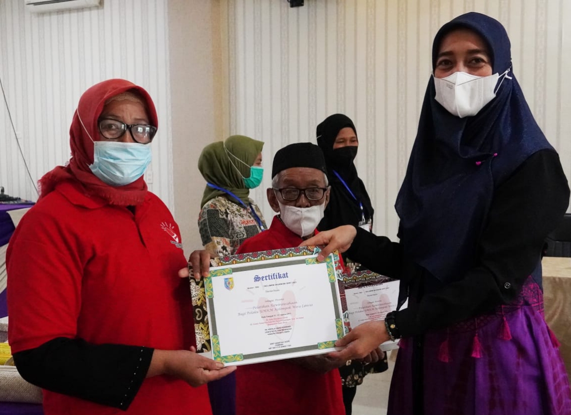 Ketua Dekranasda Batu Bara Tutup Pelatihan Kewirausahaan UMKM Lansia