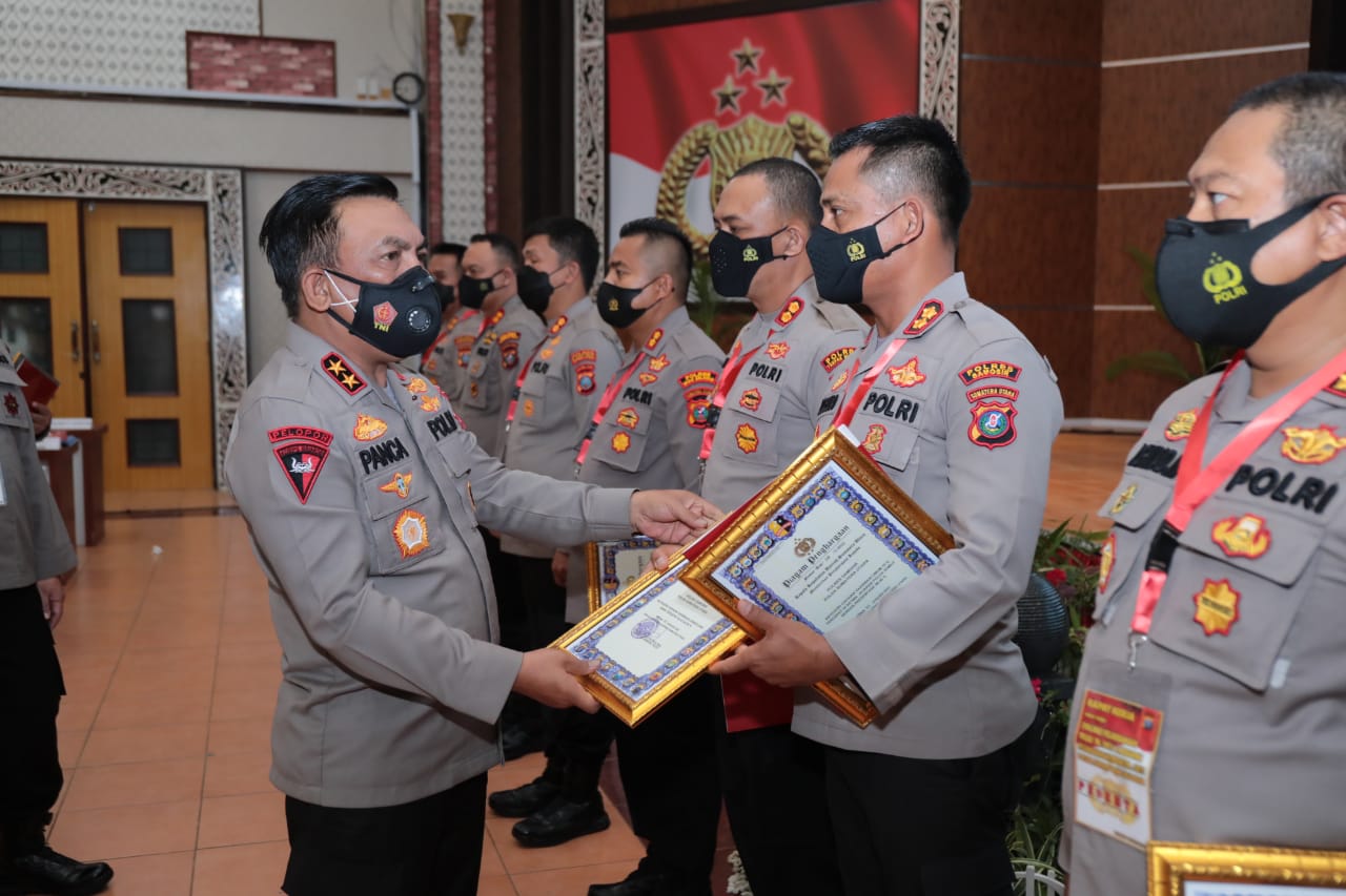 Kapolda Sumut Berikan Piagam Penghargaan kepada 8 Polres Berprestasi