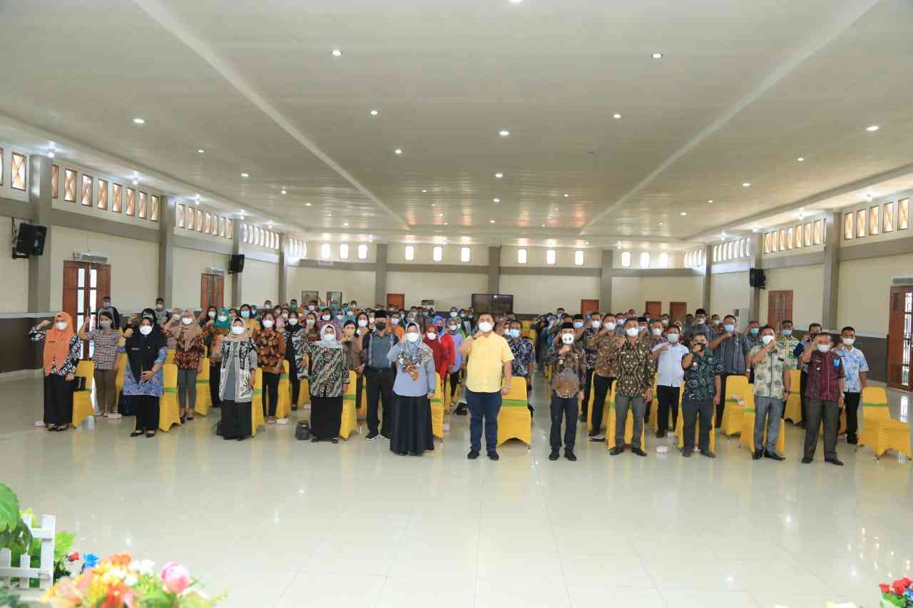 Bupati Labura memberikan pembekalan kepada Kepala Sekolah, Pengawas Sekolah dan Kepala Puskesmas