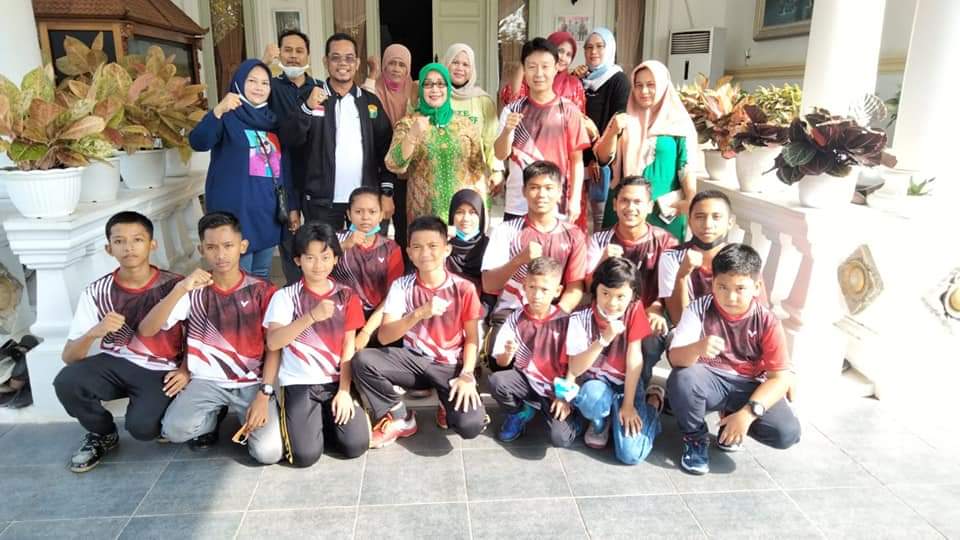 Wabup Labuhanbatu lepas Tim Bulutangkis Labuhanbatu, mengikuti Kejurprov di Medan