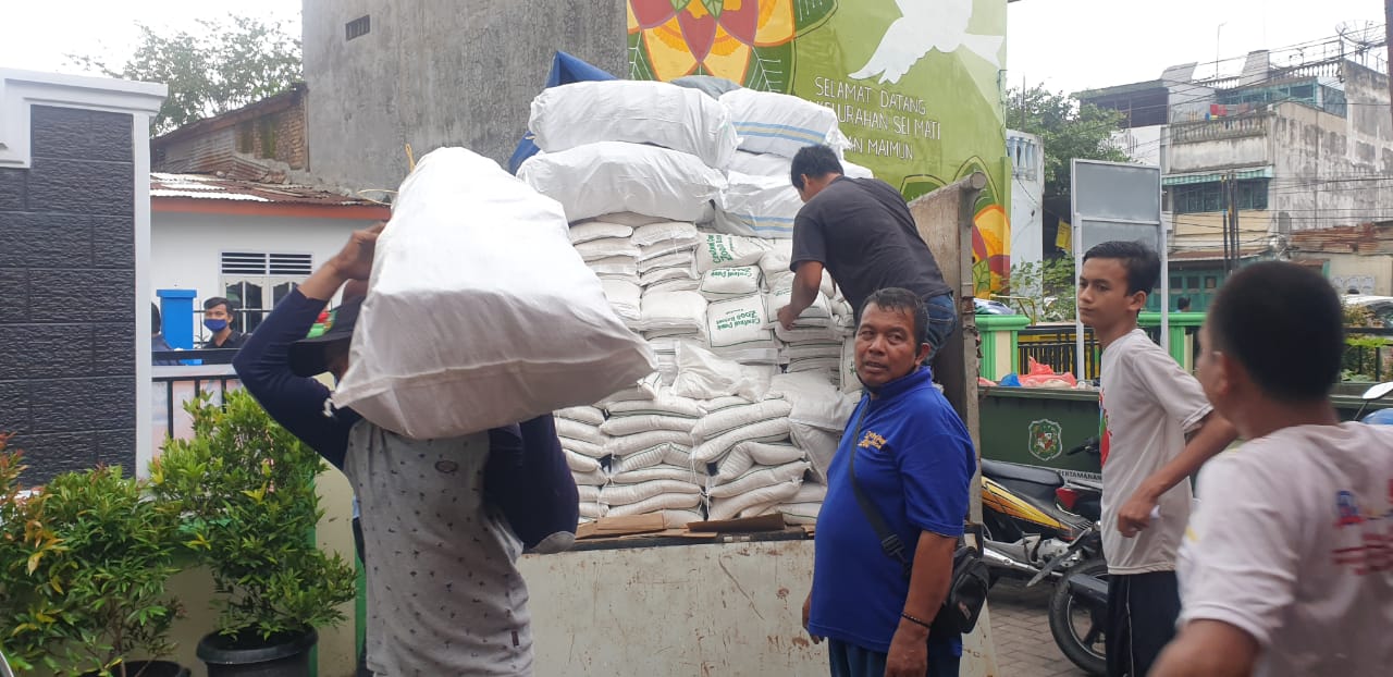 Kabaharkam Polri Kirim Bantuan 15 Ton Beras dan 750 Dus Mie Instan untuk Korban Banjir Kota Medan