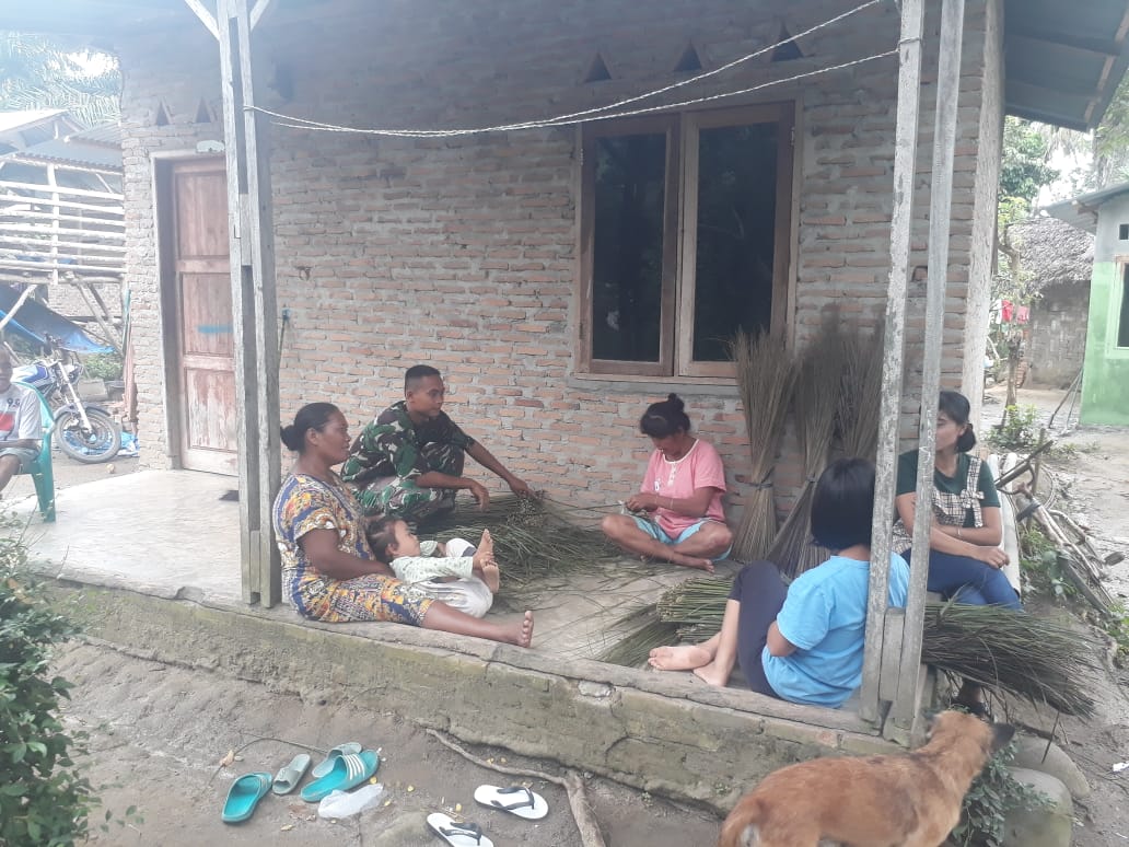 Satgas TMMD Ungkap Prospek Bisnis Batang Lidi Sawit ke Warga 