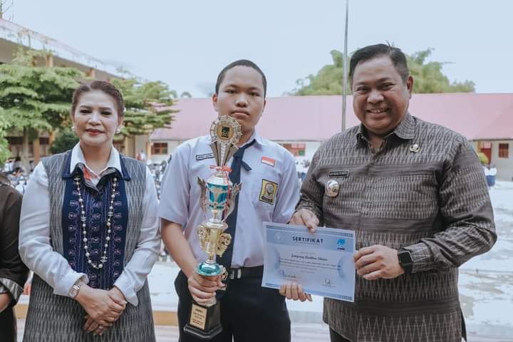 Jadi Pembina Upacara di SMP Negeri 1 Sidikalang, Bupati Dairi: Saya Bangga Prestasi Sekolah Ini