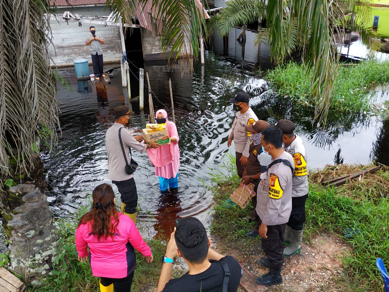Wujud Kepulian Pada Masyarakat Dampak Banjir Kapolsek Sungai Sembilan Bagikan Sembako