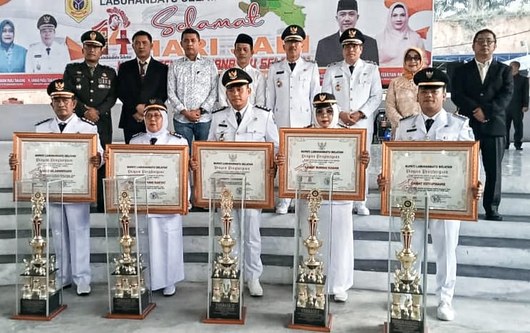 26 orang tokoh pemekaran menerima Pin Penghargaan dari Pemkab Labura