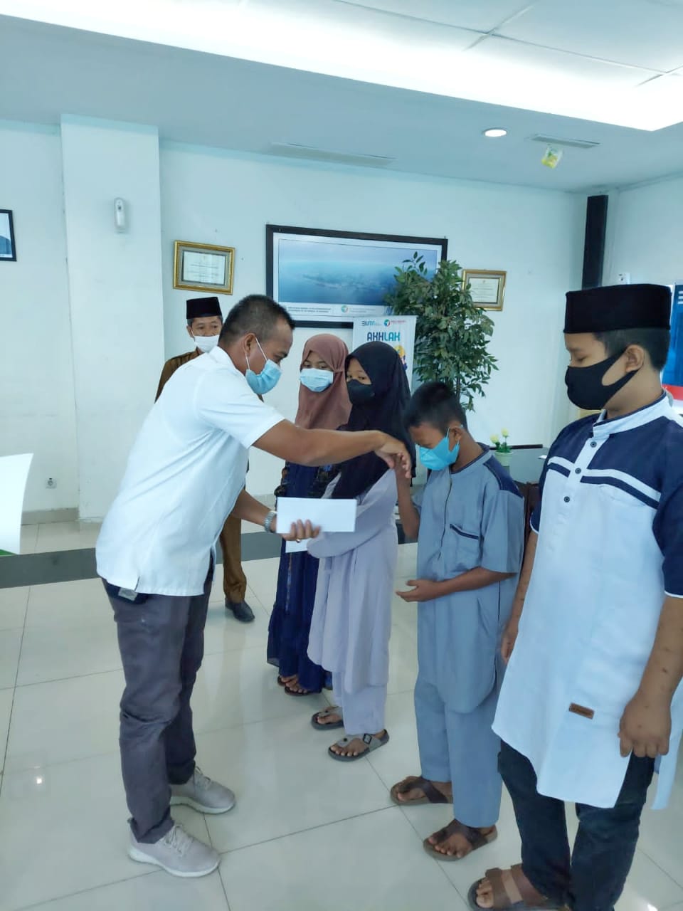 PT Pelindo 1 (Persero) Cabang Dumai Salur Bantuan TJSL