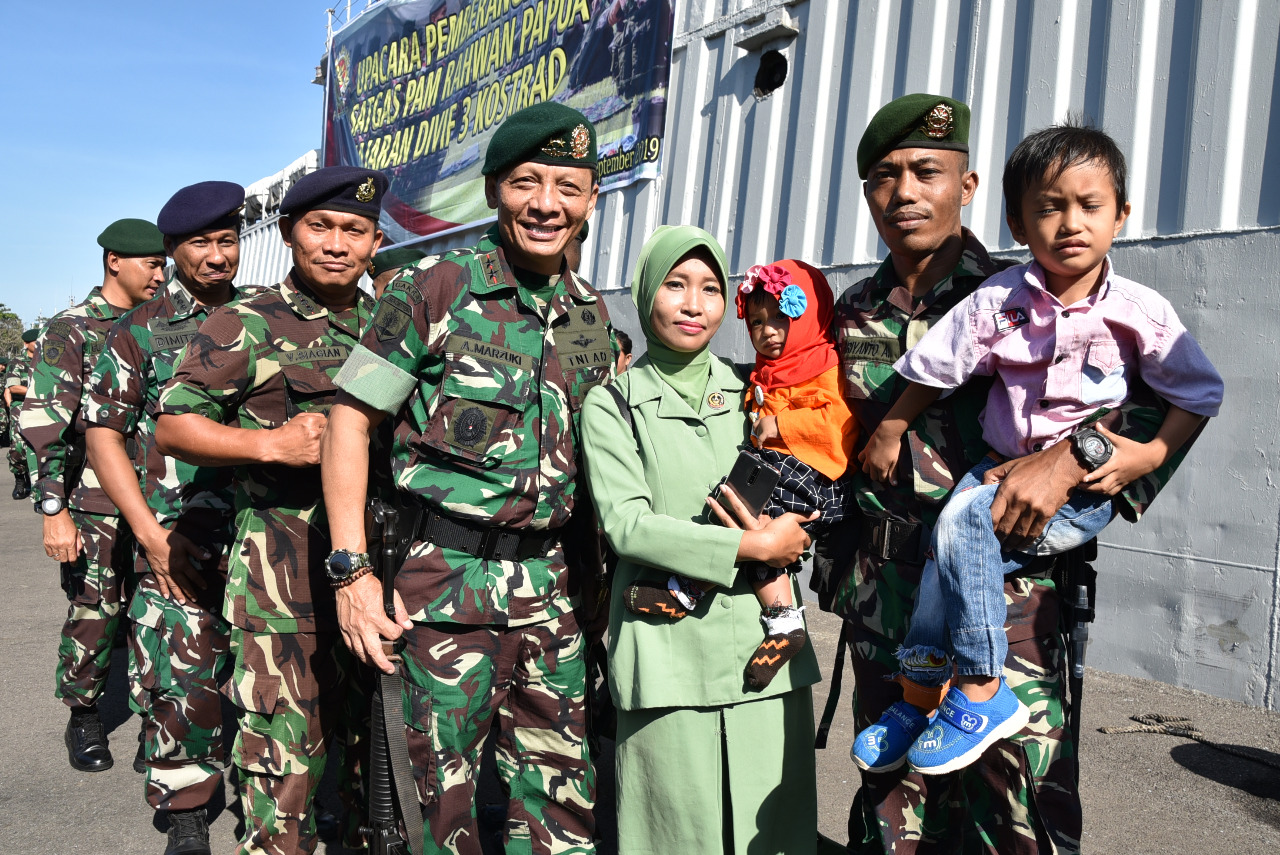 Lantamal VI Makassar Lepas Keberangkatan KRI  Teluk Manado-537  Bawa Pasukan Divif 3 Kostrad Ke Papu