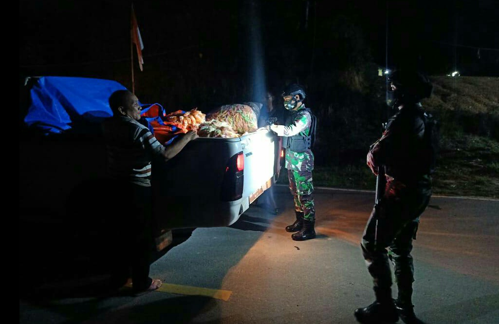 Cegah Penyelundupan Barang Ilegal di Perbatasan, Prajurit Satgas Yonif 642 Laksanakan Sweeping Malam