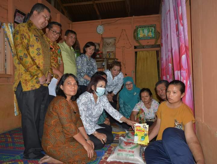 Ketua YKI Cabang Dairi Serahkan Bantuan Untuk Warga Penderita Tumor Jinak di Desa Kaban Julu