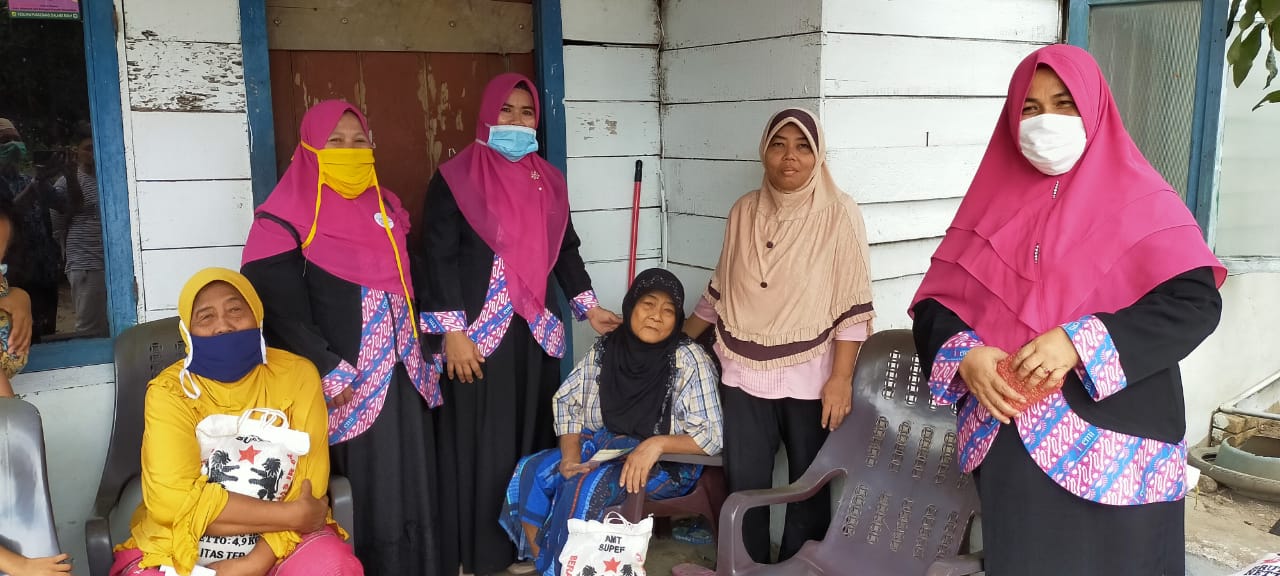 Ketua IPEMI Sergai Hj, Rosmaidah Berikan Bantuan Dua Janda Desa Setrak  Meneteskan Airmata