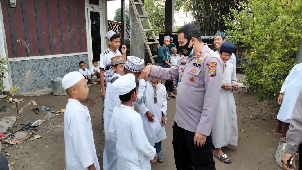 Terdampak Banjir, Kapolsek Helvetia Beri Bantuan Sembako kepada Pompres An- Nur