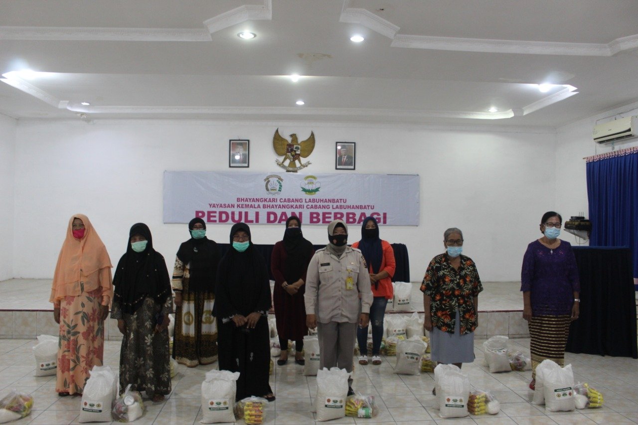 42 orang Warakawuri dapat bantuan dari Bhayangkari Polres Labuhanbatu 