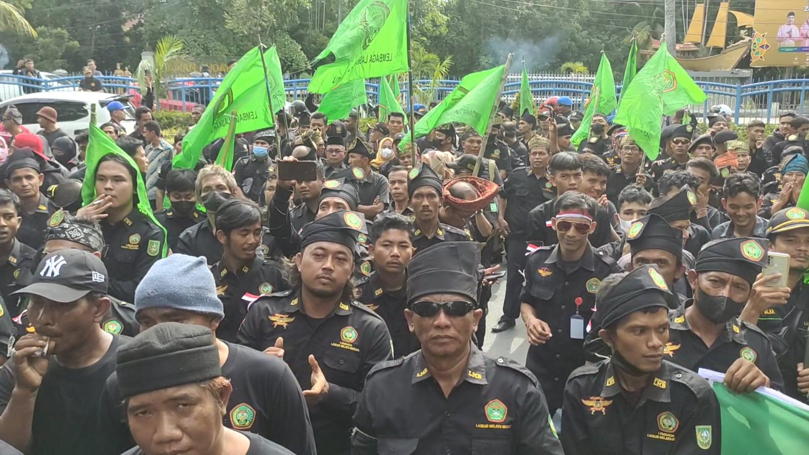 Ribuan Massa LLMB dan Ormas Melayu Gelar Aksi Damai Didepan Gedung DPRD