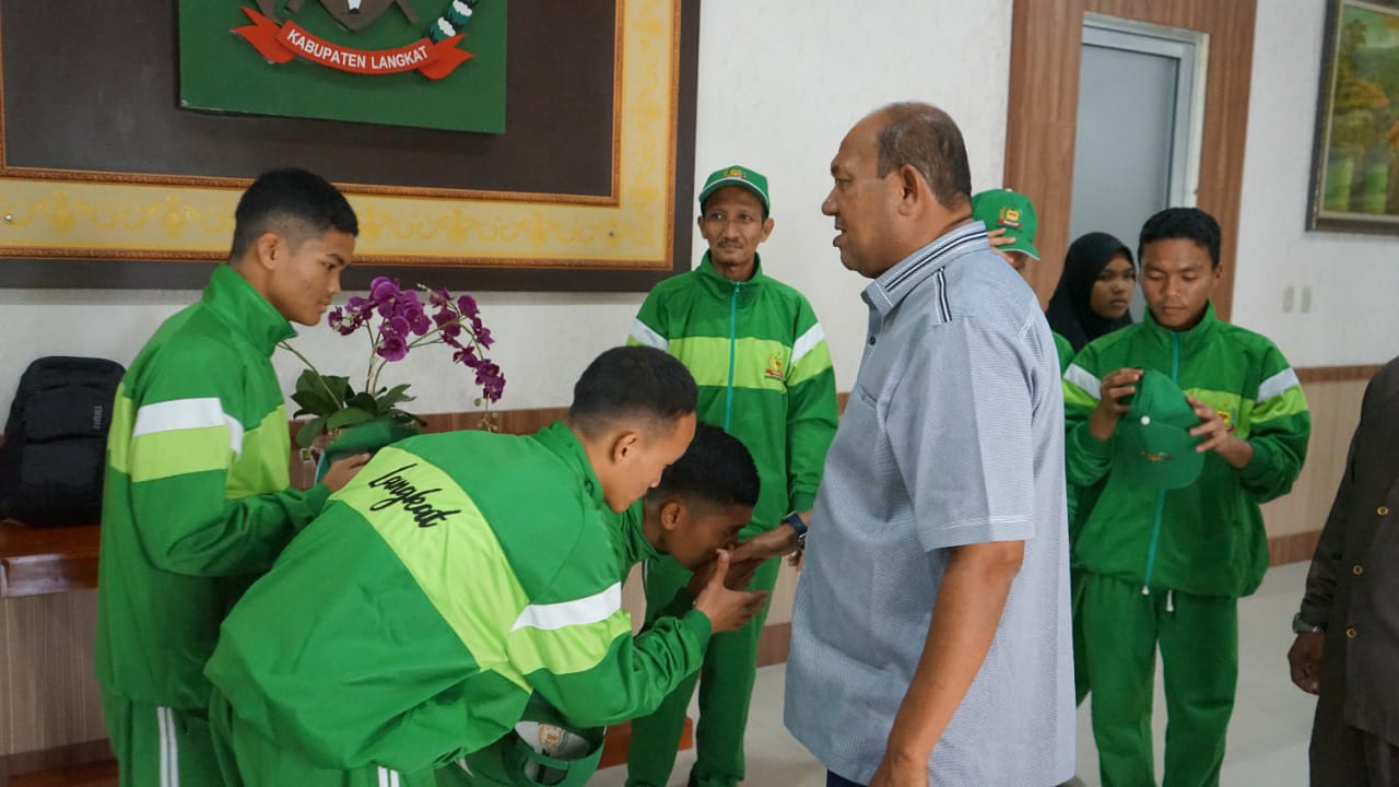 Syah Afandin Lepas Keberangkatan 6 Santri Langkat Mengikuti Pospenas di Solo