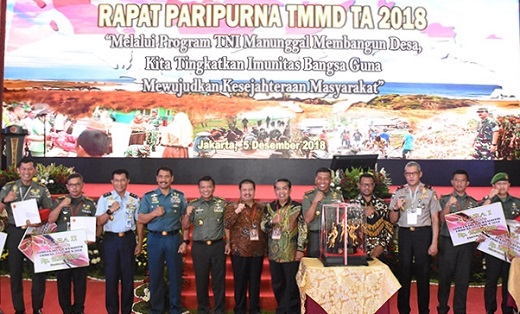 Dukung TMMD Rp5,235 M, Bupati Bengkalis Raih Penghargaan Panglima TNI