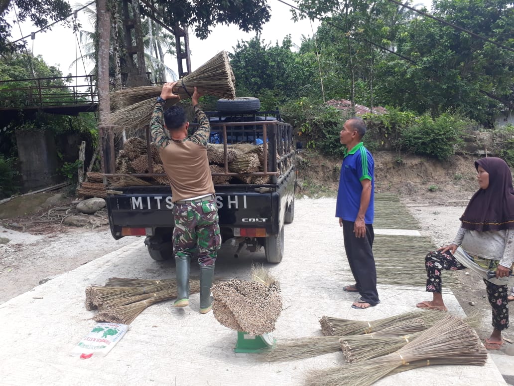 Ringankan Pekerjaan Warga, Satgas TMMD Kodim 0204/DS Bantu Angkut Lidi Sawit 