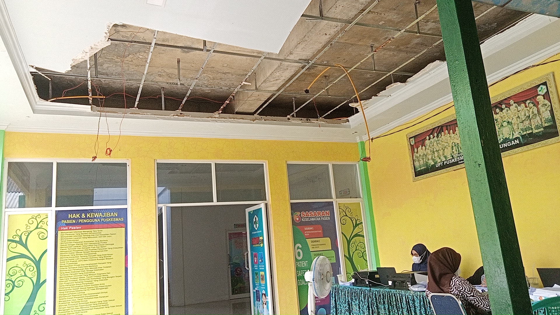 Plafon gypsum Gedung UPT Puskesmas Plus Perbaungan Runtuh Hancur Lebur