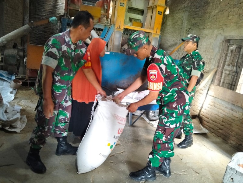 Beras Menjadi Kebutuhan Utama, Babinsa Cek Penggilingan Pastikan Stok Aman