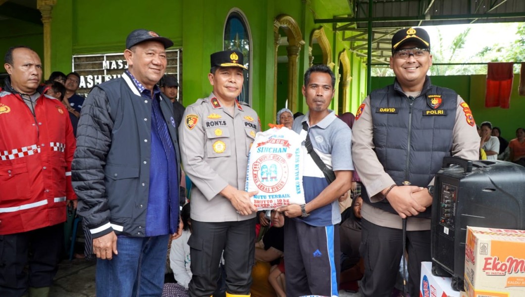 Bupati Syah Afandin Terus Salurkan Bantuan untuk Warga Terdampak Banjir Di Hinai