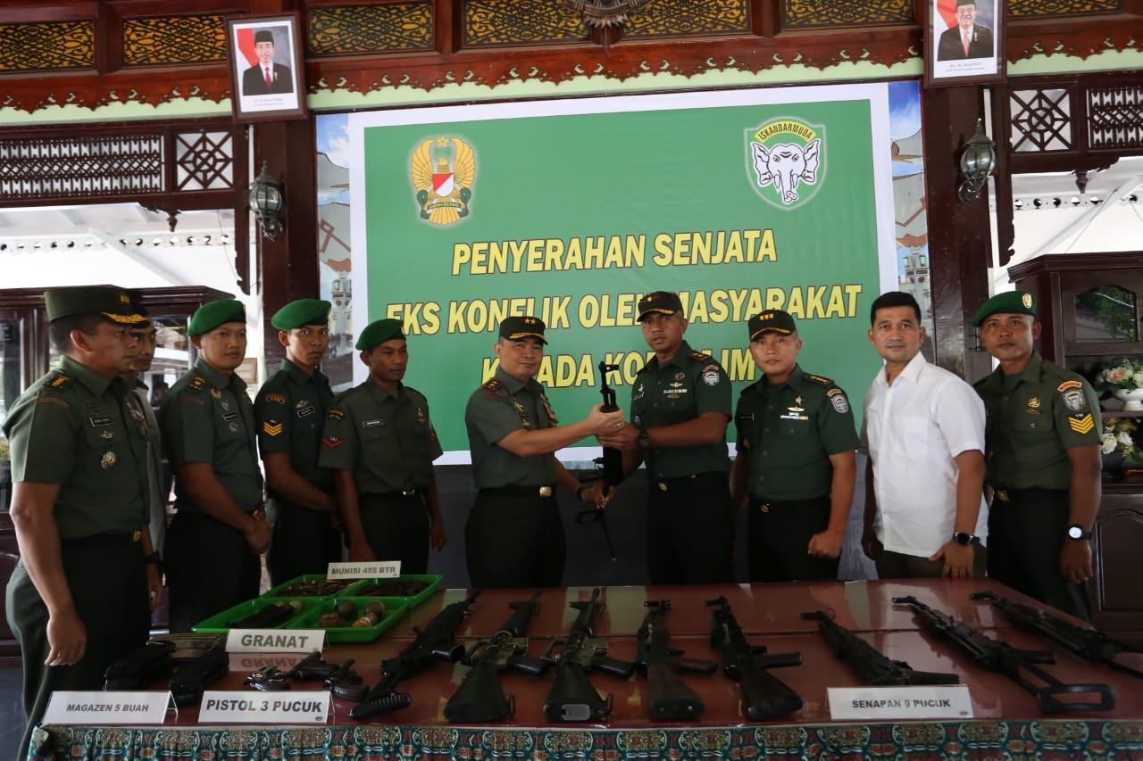 Serahkan 12 Pucuk Senjata Kepada Kodam IM, Bukti Kepercayaan Masyarakat Aceh Kepada TNI AD