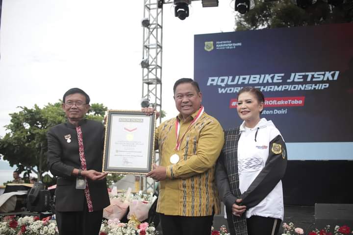 Bupati Dairi Eddy Berutu Terima Piagam dan Medali  Rekor Muri Penari Cawan Terbanyak