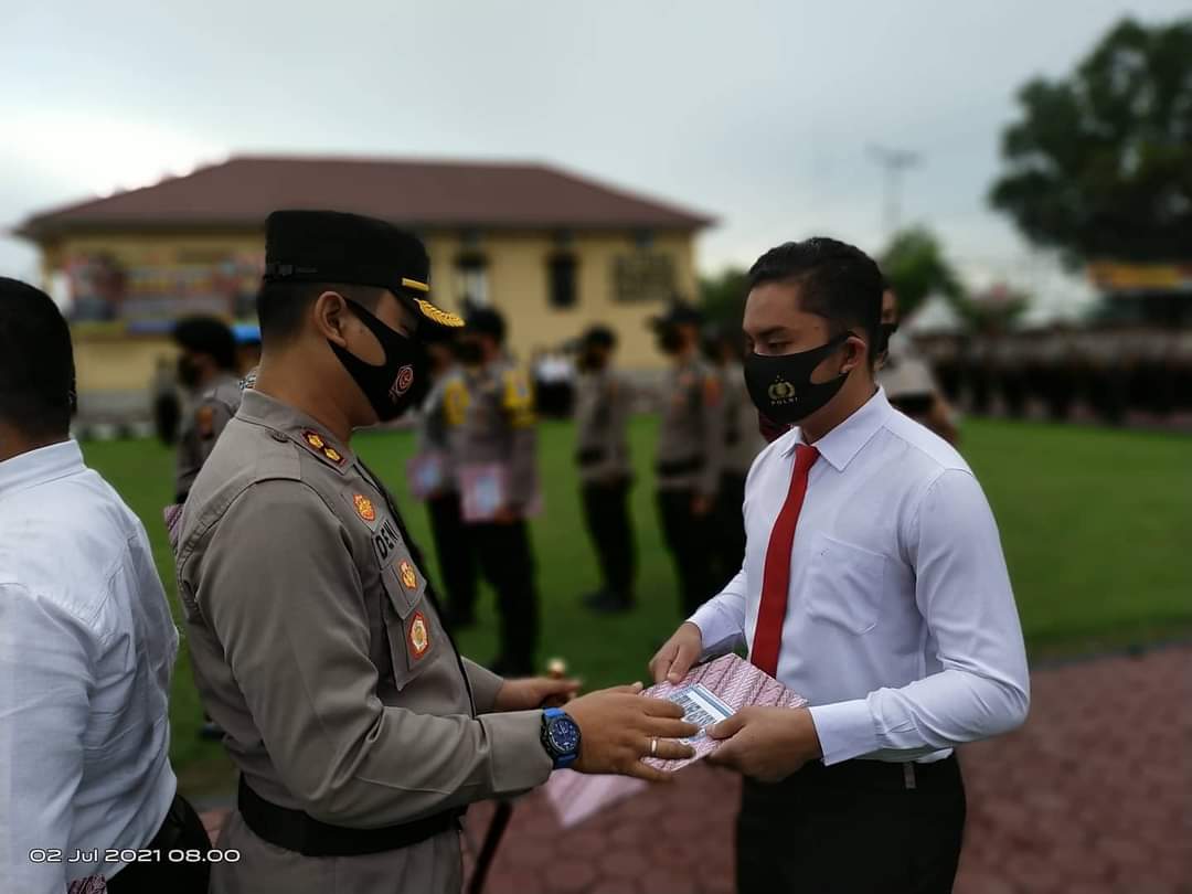 Briptu Robi Rizki Arsal  Ba.Satres Narkoba Polres Labuhanbatu menerima Piagam Penghargaan dari Kapol