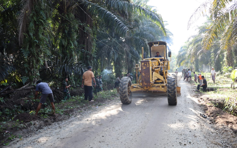 TMMD Ke-124 Kodim 0320 Dumai Kegiatan Fisik pengerasan Jalan Kelurahan Sukajadi
