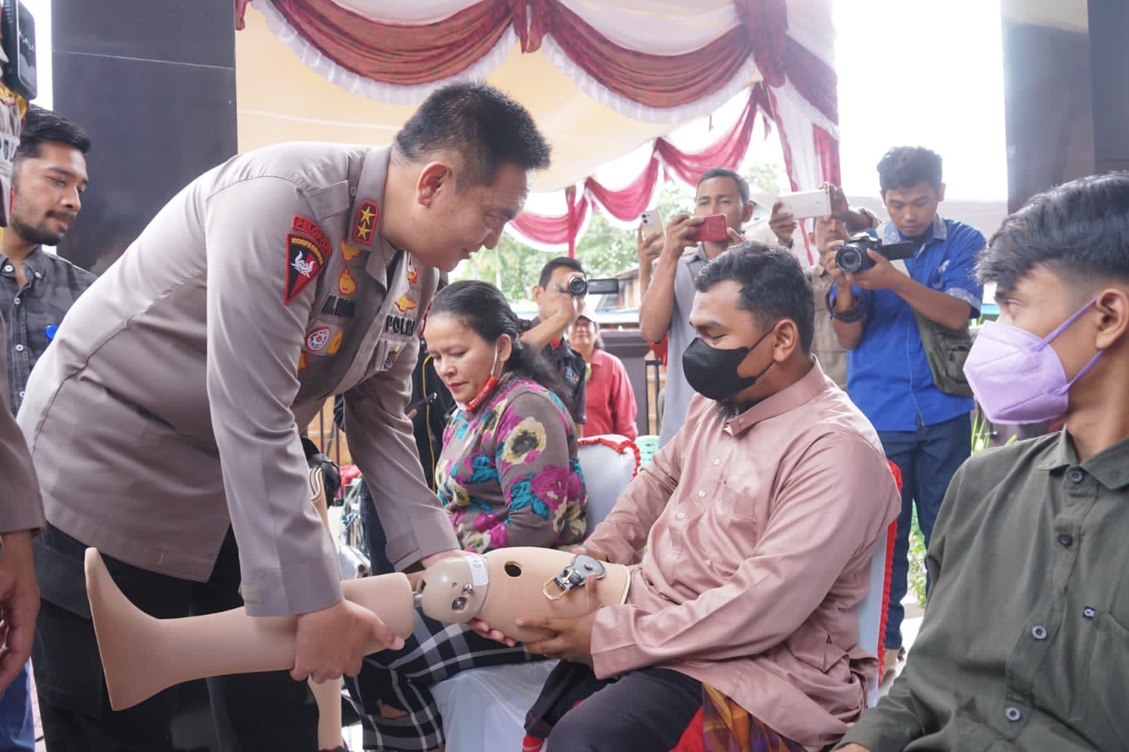 Beri Kaki Palsu untuk Penyandang Disabilitas Saat Kunjungan ke Rohil, Kapolda Riau : Inilah Konsep P