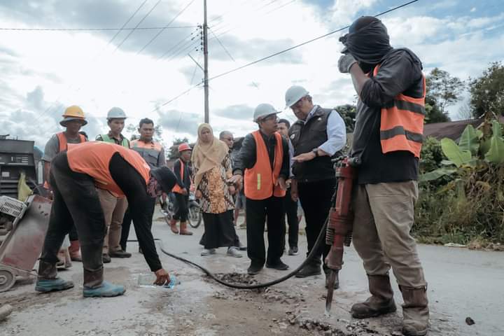 Bupati Eddy Berutu Tinjau Pengerjaan Jalan Jurusan Simpang Tiga - Berampu, Pastikan Desember Selesai