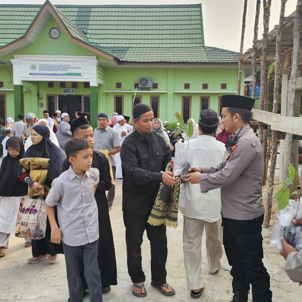 Polsek Dumai Timur Tebar “THR Hijau”, Ribuan Jemaah Sholat Idul Fitri Terima Bibit Pohon dalam Semangat Green Policing