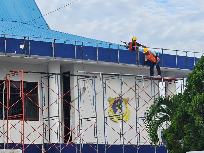 Pekerja Perbaikan Kantor KSOP Dumai Beraktivitas Lantai 2 Tanpa Body Harness, Diduga Abaikan K3