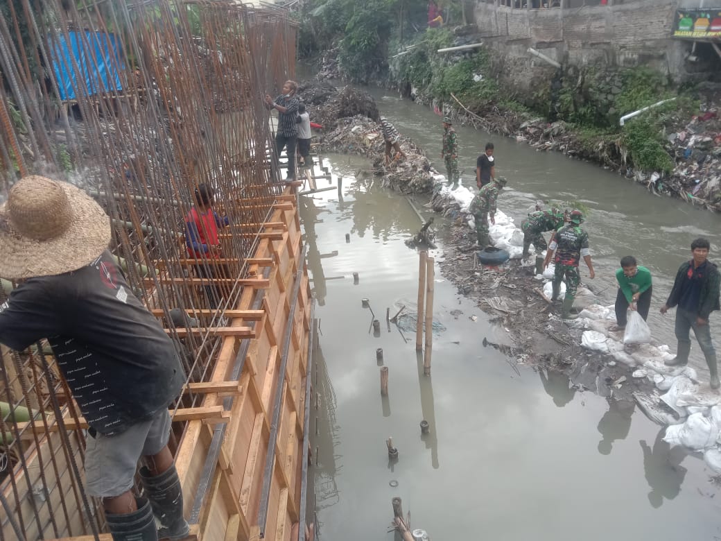 Keroyokan, Satgas TMMD dan Warga Garap Talud Sungai Brojo